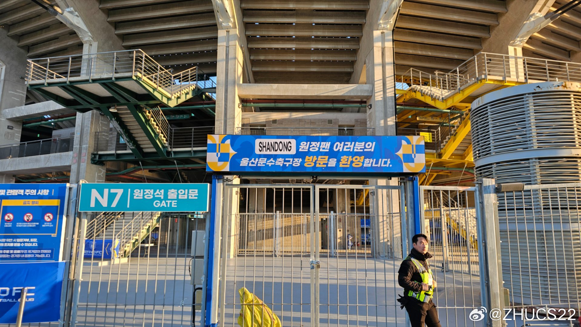  博主：蔚山現場(chǎng)工作人員、轉播車(chē)、安保在準備撤場(chǎng)，場(chǎng)外一片安靜