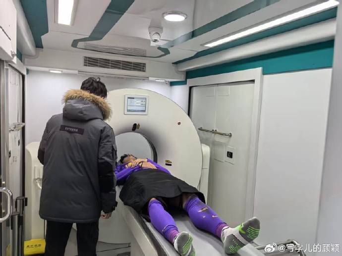  補時(shí)階段頭部被撞，天津記者：目前謝維軍正在醫院接受檢查