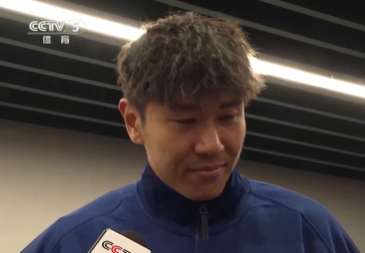  鐵漢柔情！三鎮球員劉奕鳴探望患病小球迷時(shí)哽咽