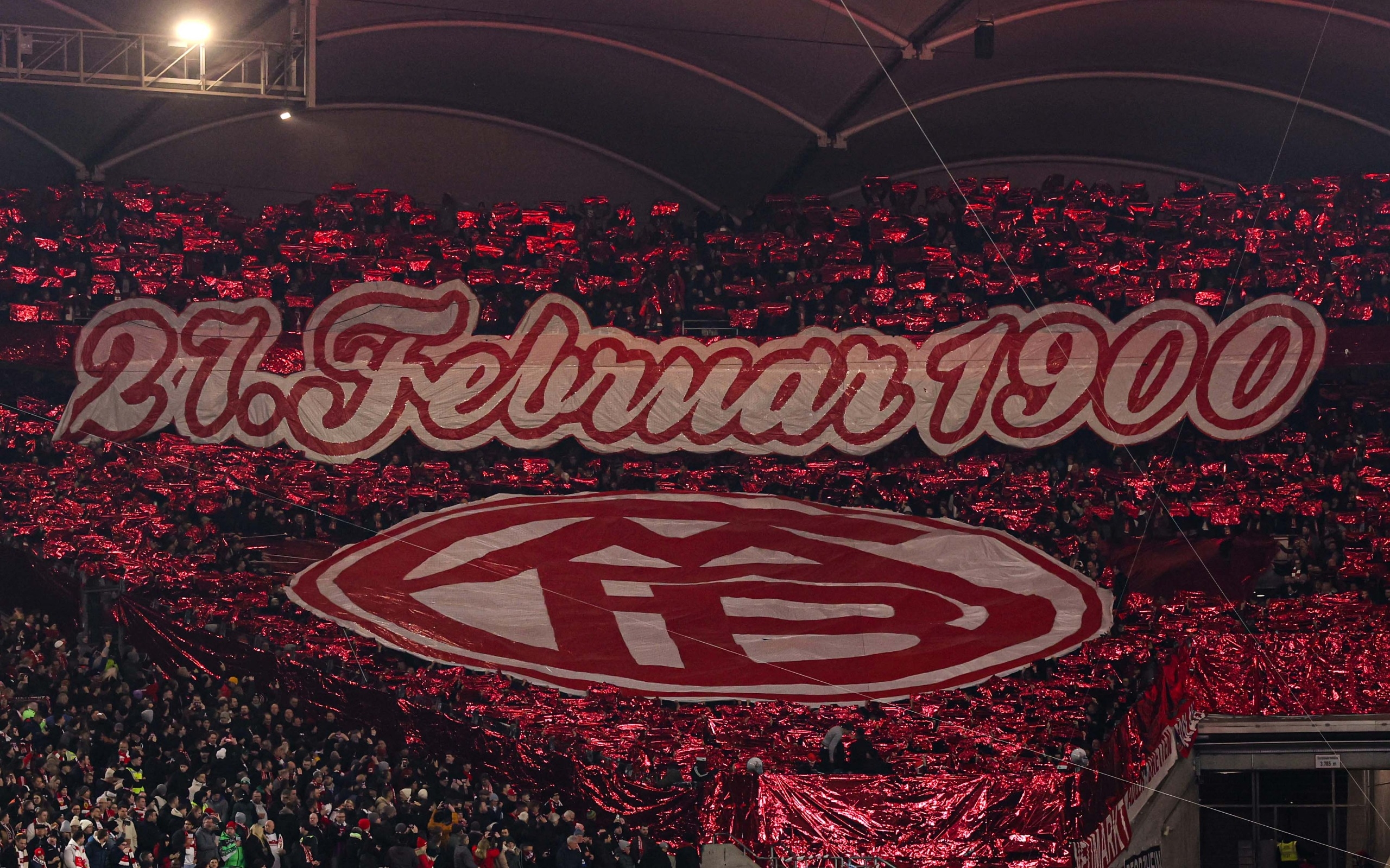  拜仁球迷在看臺展示TIFO，慶祝俱樂(lè )部成立125周年