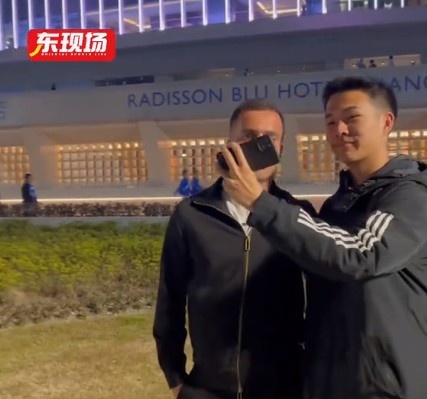  塞爾吉尼奧現身上海八萬(wàn)人體育場(chǎng)，并與球迷親切打招呼合影
