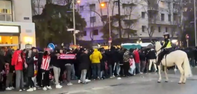  馬競球迷進(jìn)入伯納烏時(shí)向人群投擲雜物，導致安保對其進(jìn)行脫鞋檢查