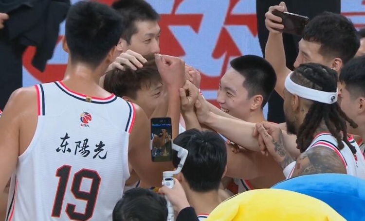  淚目！賽后廣東隊將趙睿圍在中間碰拳