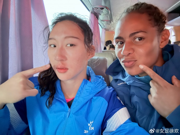  神勇！女足國門(mén)徐歡曬照，比賽中被球砸臉仍力保球門(mén)不失