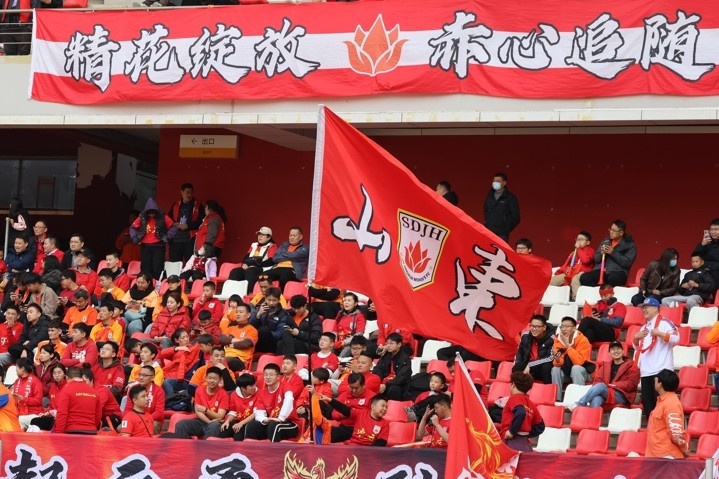 主場(chǎng)上萬(wàn)名球迷的吶喊助威，給山東體彩女足征戰女超增添了能量與動(dòng)力