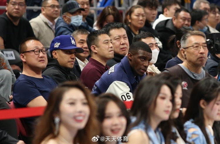  真籃球迷！國安外援法比奧攜玉昆外援科斯塔來(lái)到五棵松觀(guān)戰CBA