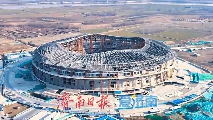  魯媒：戴上1.6萬(wàn)噸“鋼鐵巨冠”，黃河體育中心球場(chǎng)完成屋蓋施工