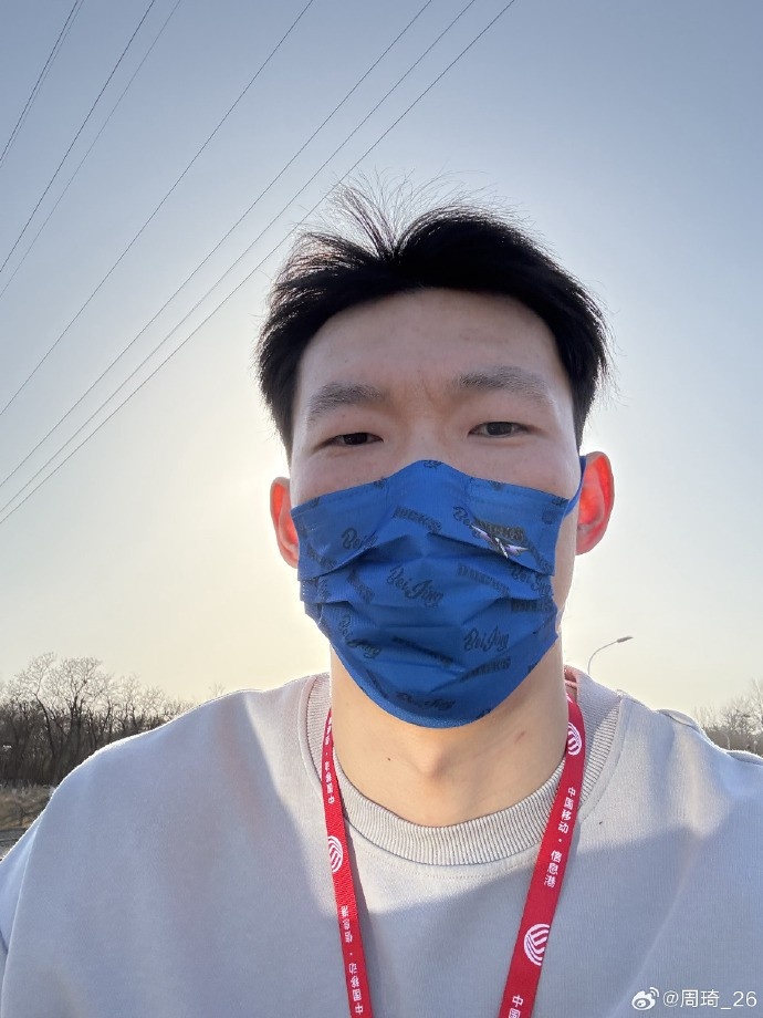  悠閑！周琦騎京牌電動(dòng)車(chē)出行：太陽(yáng)出來(lái)了 開(kāi)京牌兜兜風(fēng)！