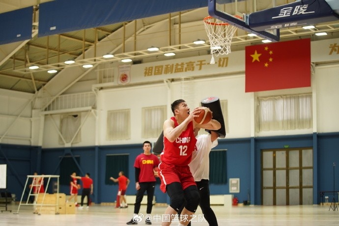  中國籃球之隊官博：大塊頭 大能量 祝李炎哲25歲生日快樂(lè )！
