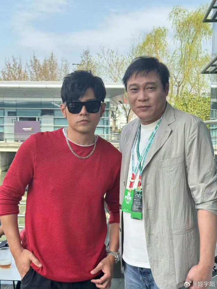  上海觀(guān)戰F1！記者曬范志毅與周杰倫合影照