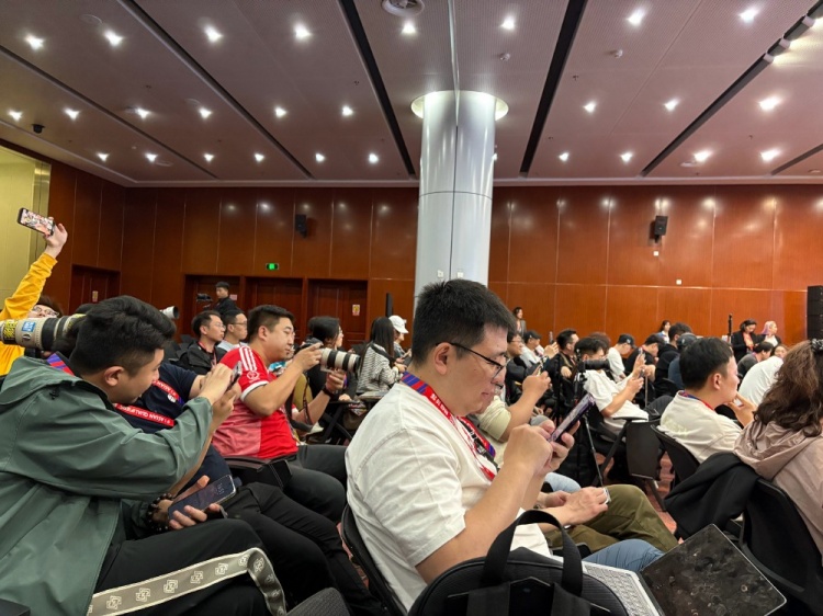  萬(wàn)眾矚目！記者擠滿(mǎn)國足賽前新聞發(fā)布廳，賽場(chǎng)記者預計超300人
