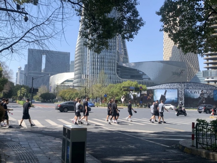  心態(tài)放松，有網(wǎng)友拍到澳大利亞隊早上在萬(wàn)象城citywalk