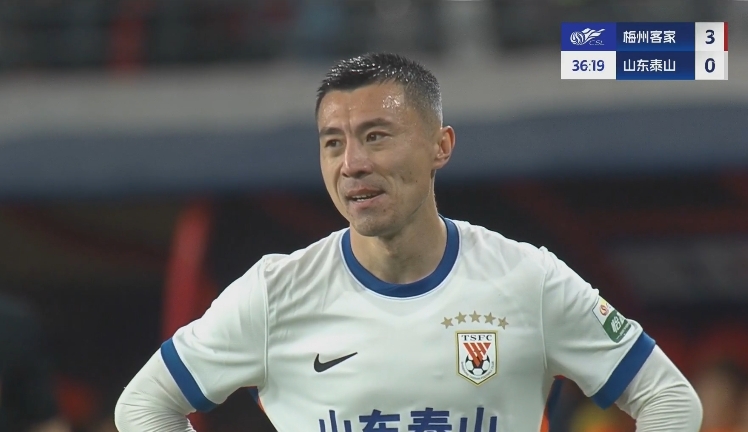  34分鐘0-3落后！36歲鄭錚苦笑36歲大雷沮喪 替補席黃政宇神態(tài)輕松