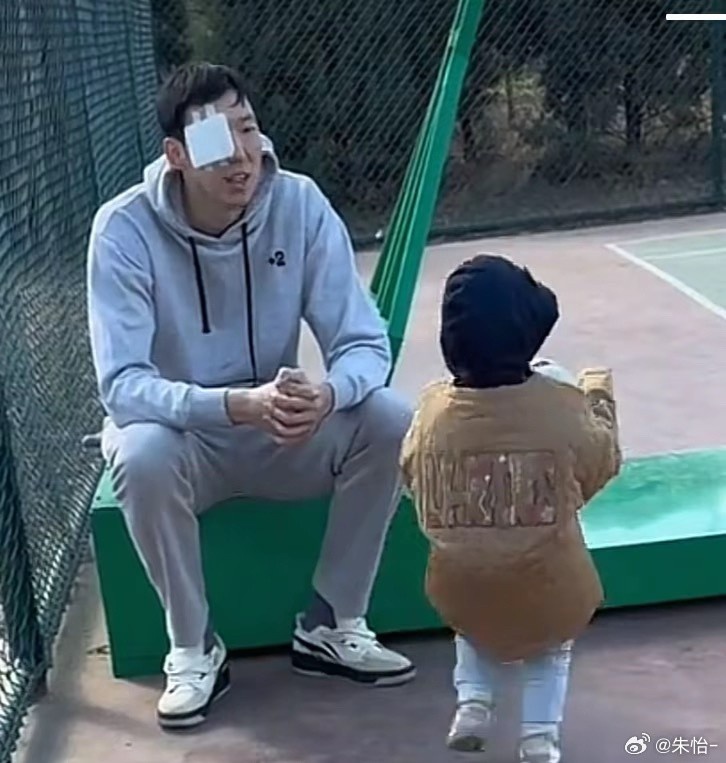  顧家好男人！記者曬出周琦手術(shù)后回歸家庭帶娃照片
