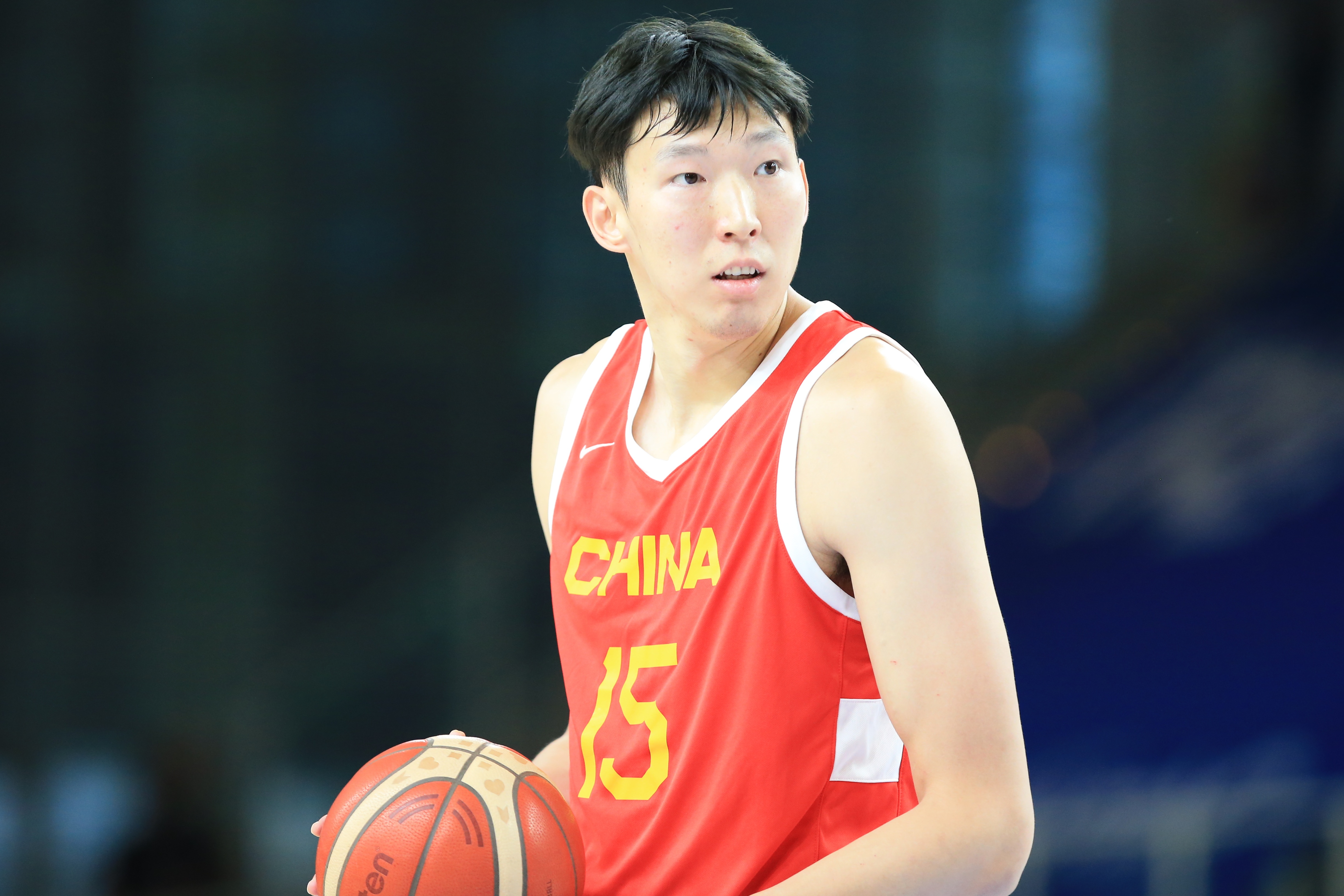  打得不錯！周琦攻防建樹(shù) 半場(chǎng)4投2中得到5分3板1斷1帽0失誤