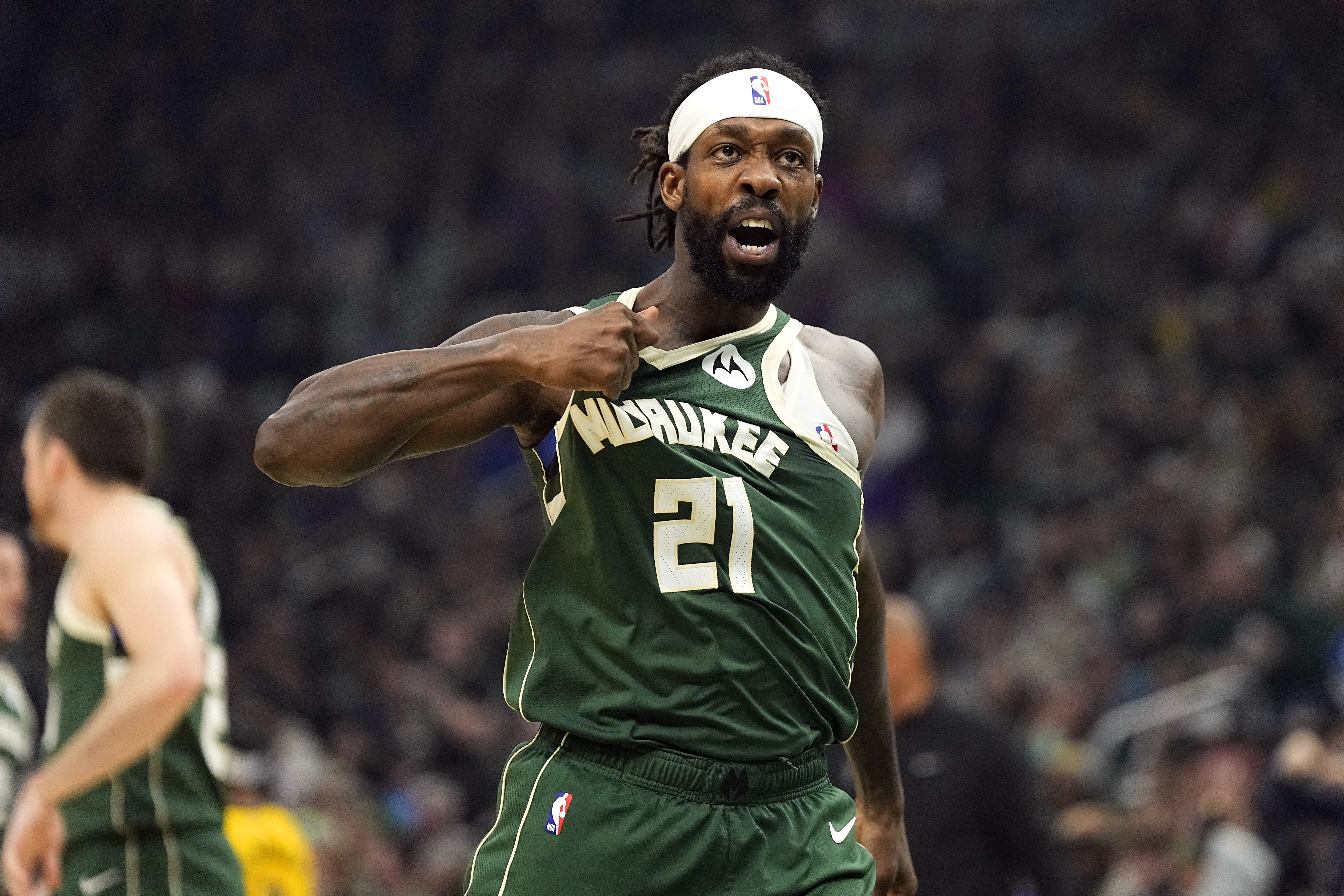  此前被NBA停薪禁賽4場(chǎng)！兩名步行者球迷起訴去年用球砸人的貝弗利