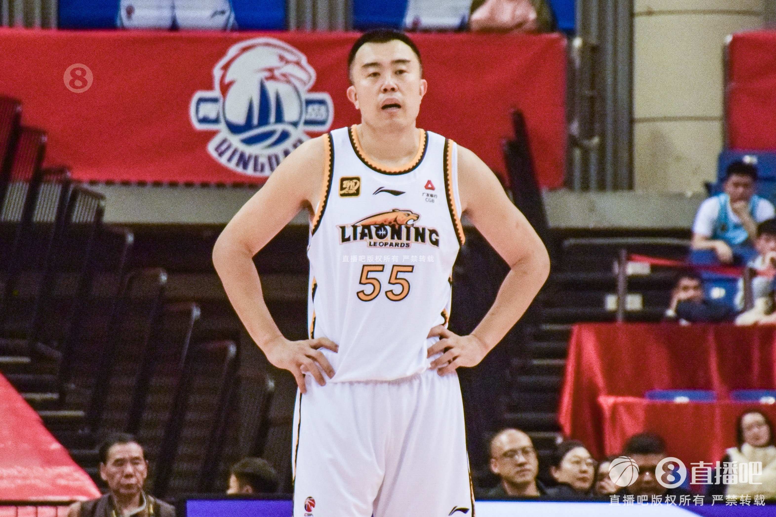  老將不容易！韓德君帶傷出戰半場(chǎng)6分鐘5犯 僅2板2助