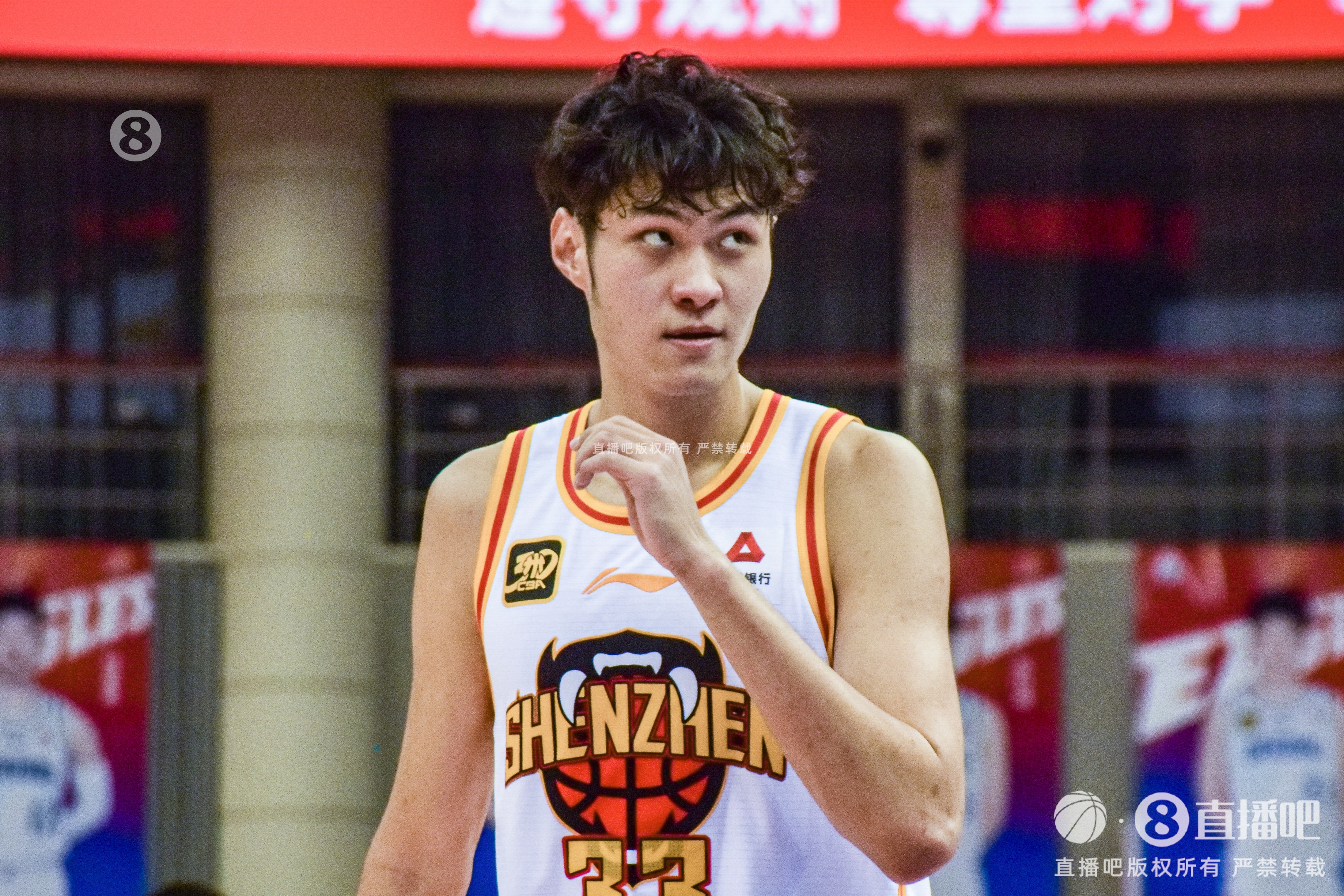  敢打敢拼！王浩然首節打滿(mǎn)12分鐘6中4拿到11分&上演反擊飛身劈扣