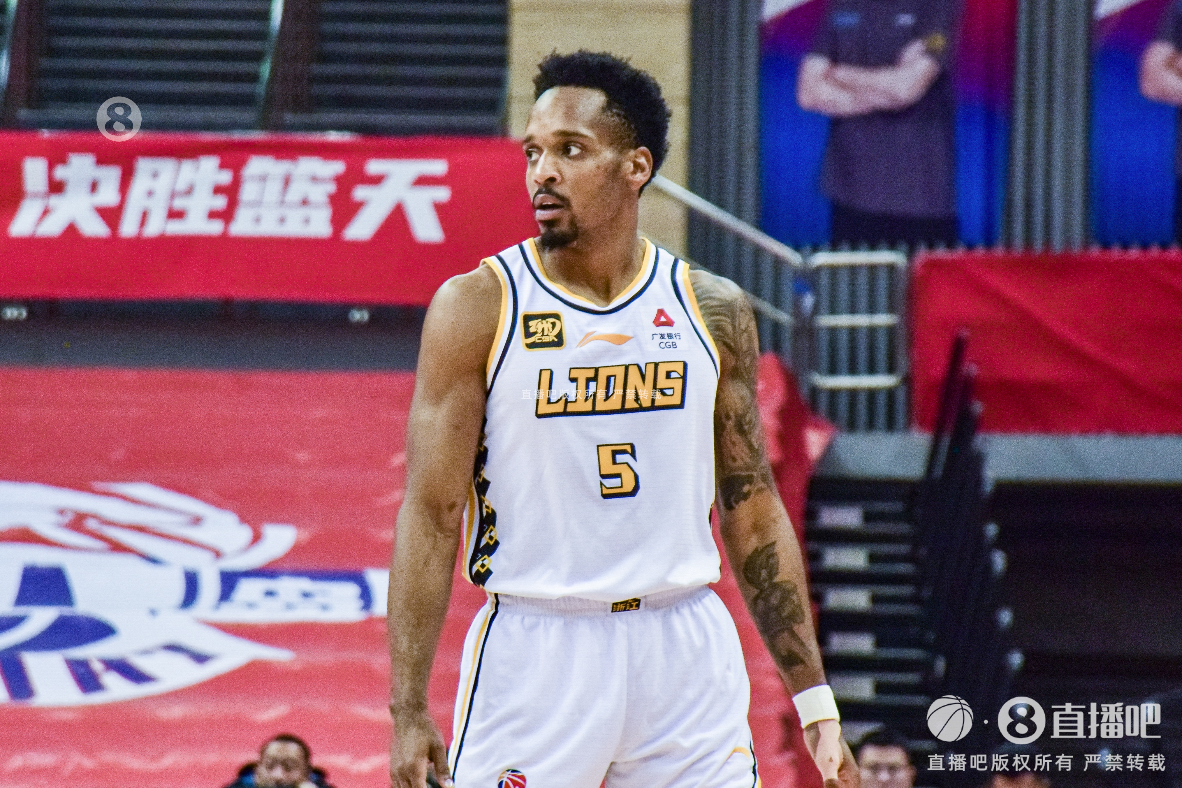  得分保障！小巴里-布朗17中9&三分9中4砍28分 末節11分助隊取勝