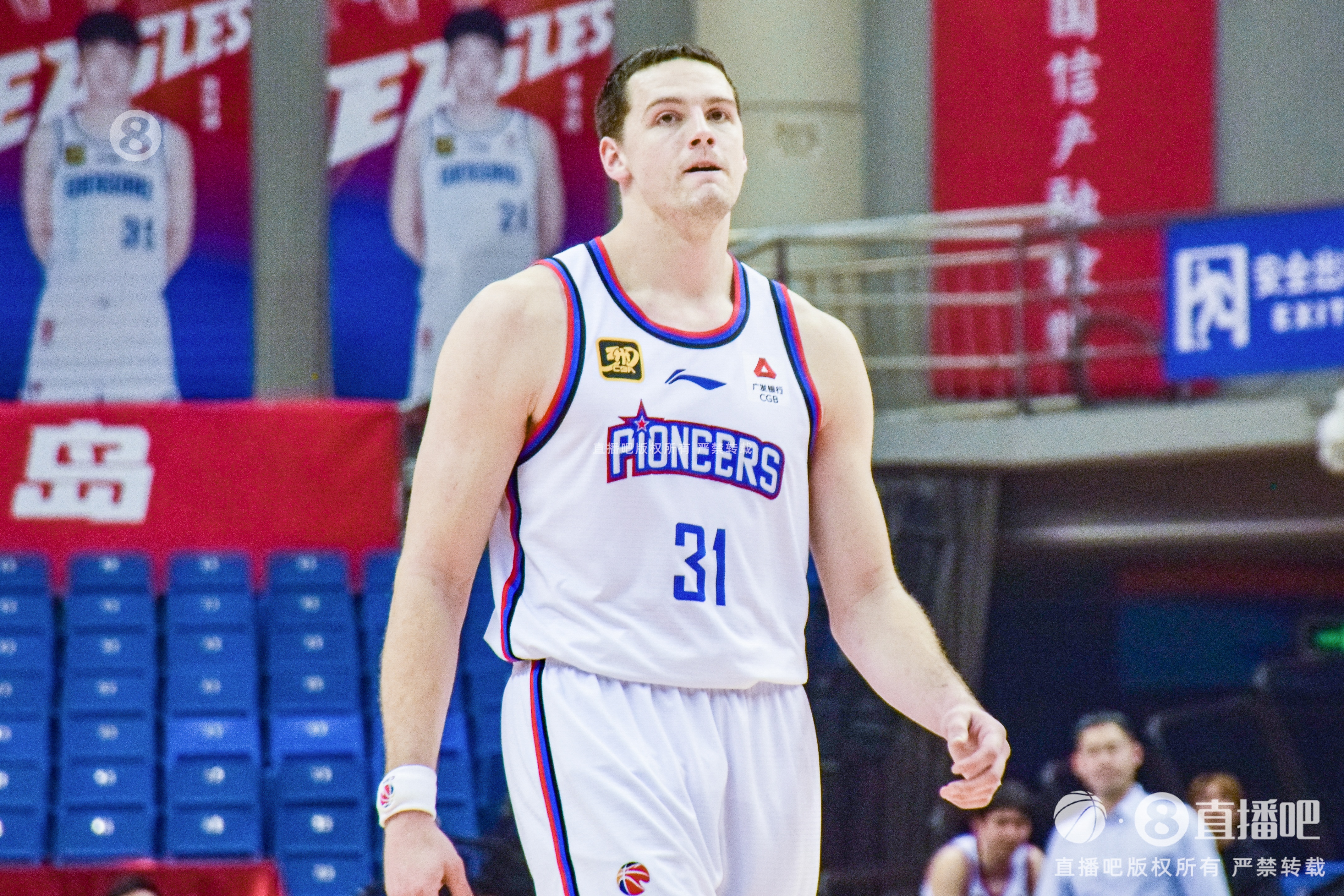  手感來(lái)遲了！大衛-詹姆斯19中7&三分10中4拿到18分15籃板