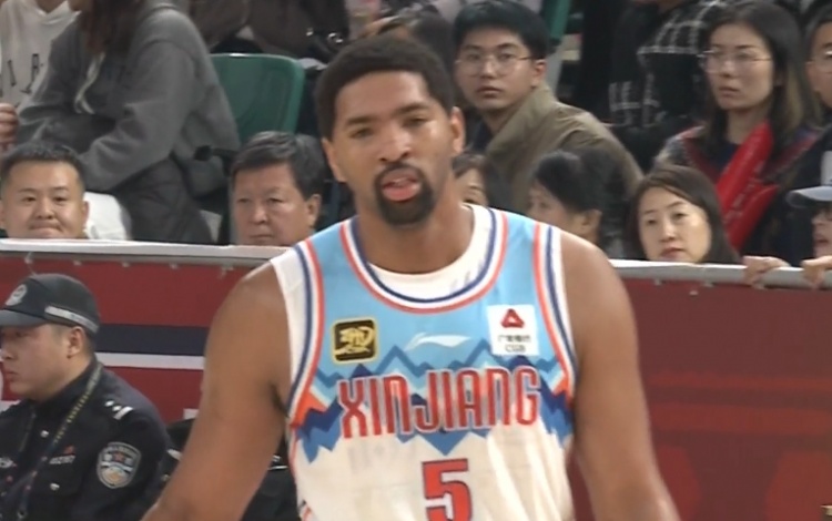  狀態(tài)出色！勞森首節打滿(mǎn)10分鐘5中4高效拿到11分2板1斷