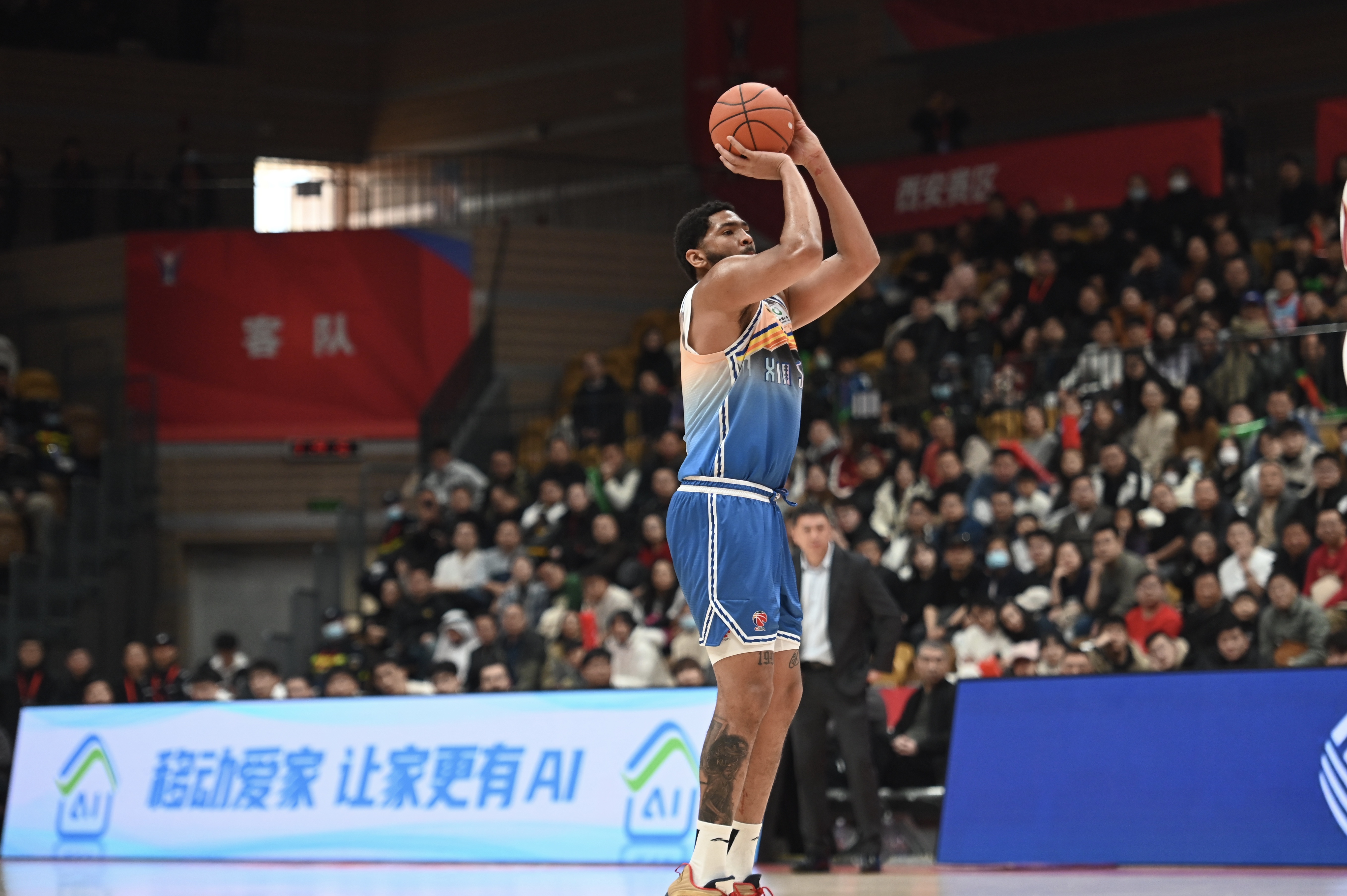  率先發(fā)力！新疆外援勞森首節7中5拿到11分 三分2中1