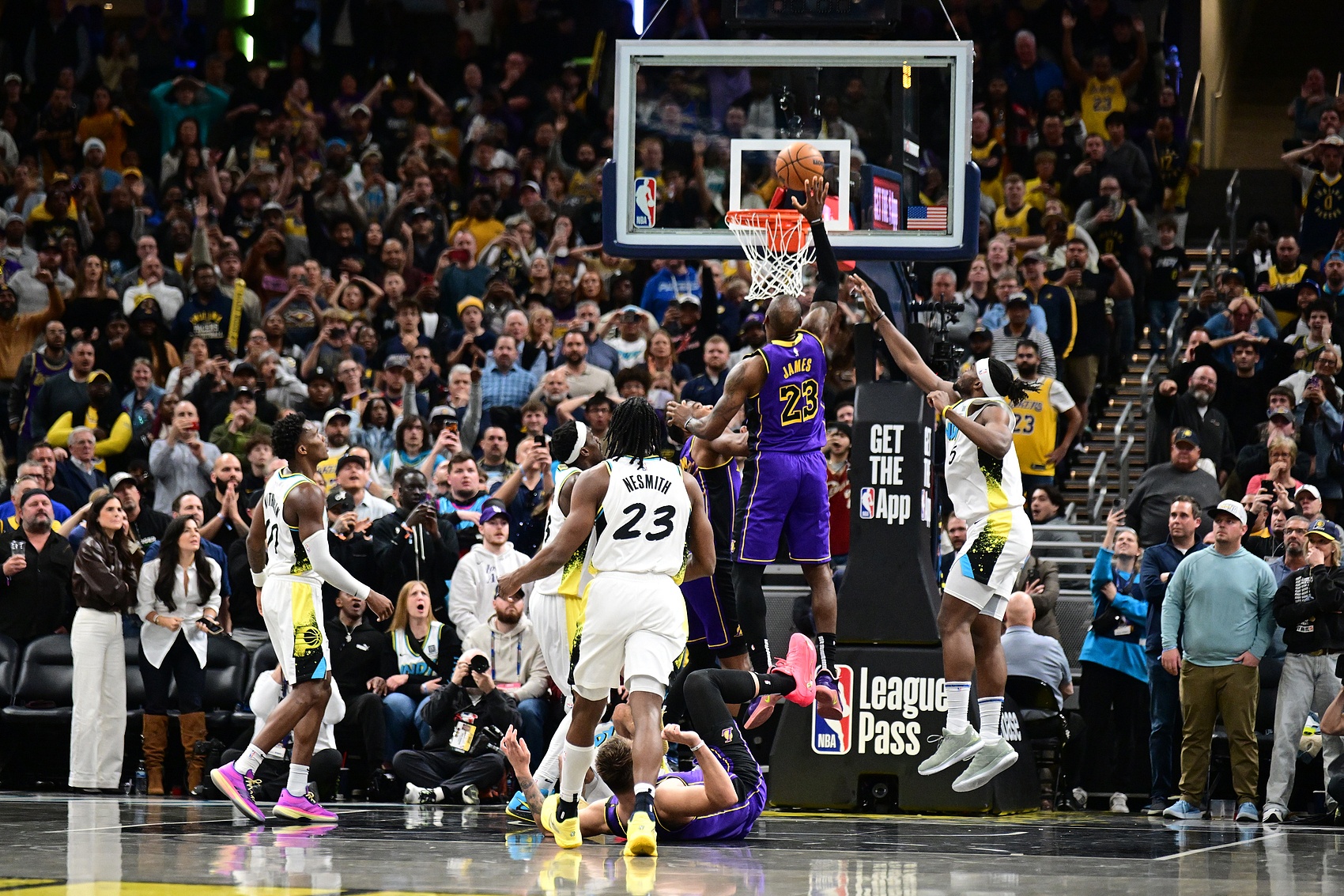  NBA歷史唯二面對同一支球隊有過(guò)3次壓哨絕殺的球員：?jiǎn)痰ず驼材匪? class=